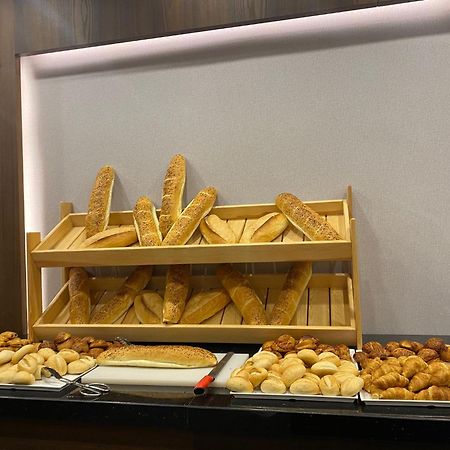 Готель Ramada By Wyndham Istanbul Umraniye Екстер'єр фото