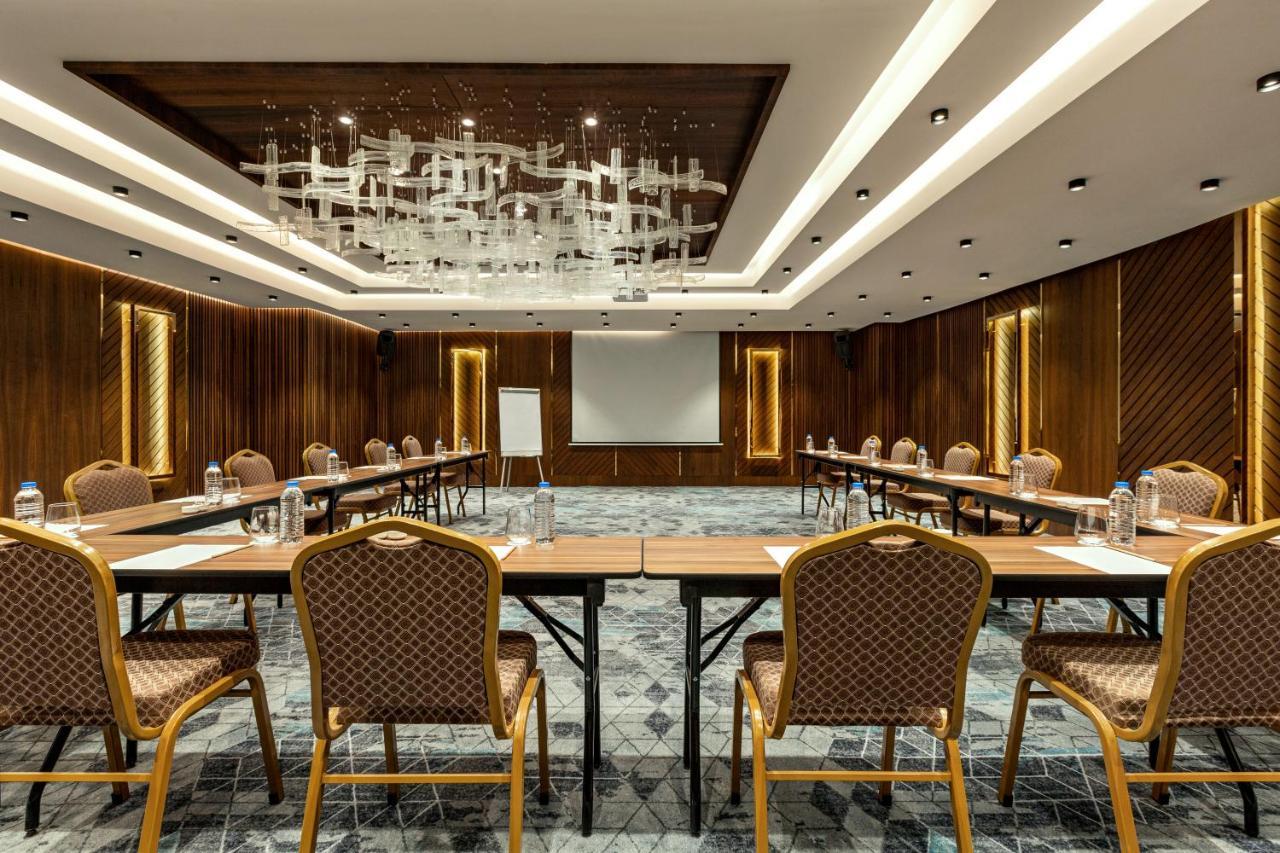 Готель Ramada By Wyndham Istanbul Umraniye Екстер'єр фото