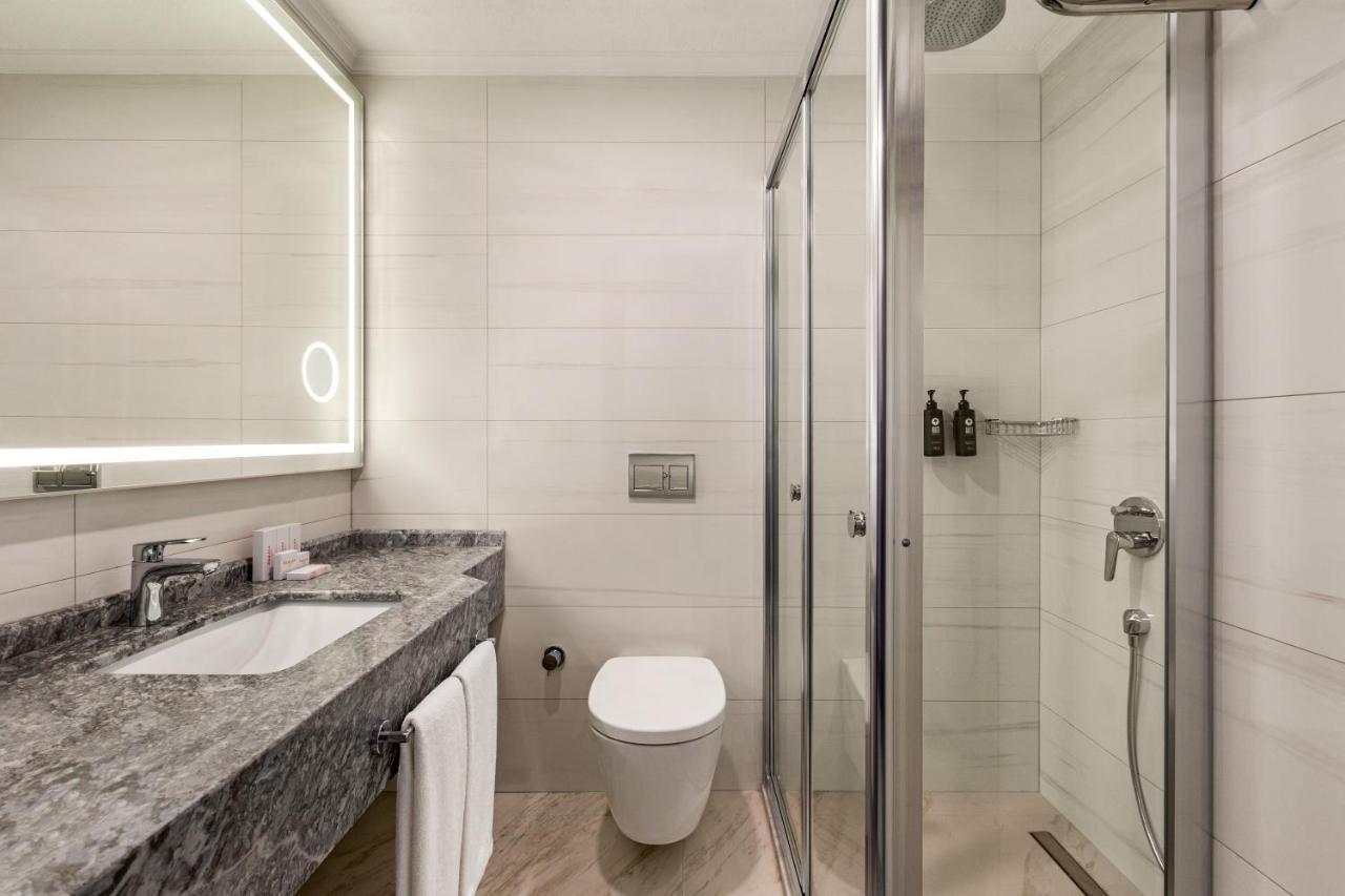 Готель Ramada By Wyndham Istanbul Umraniye Екстер'єр фото