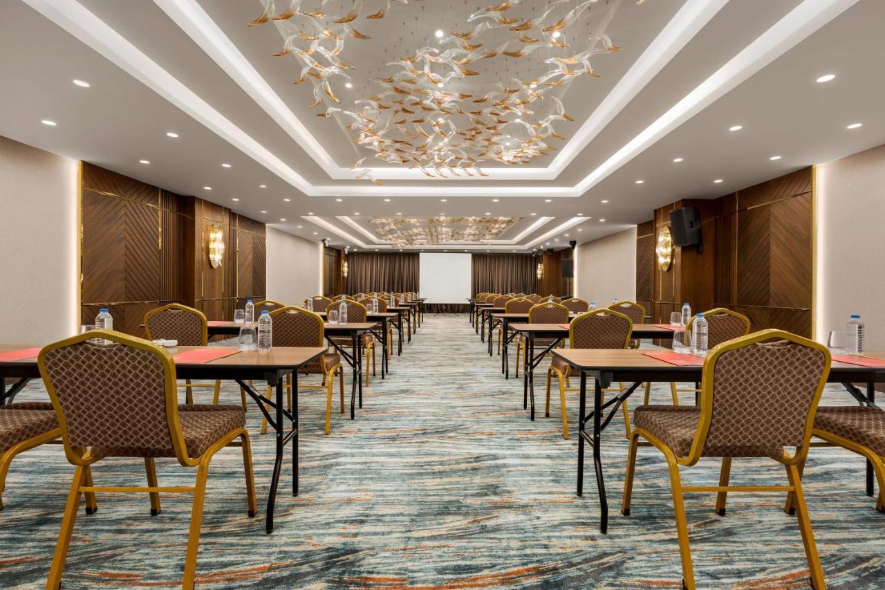 Готель Ramada By Wyndham Istanbul Umraniye Екстер'єр фото